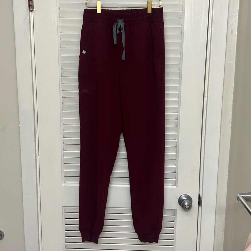 Figs tall small joggers-maroon